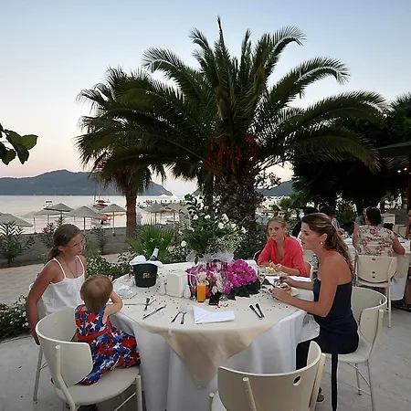 Tropical فندق 4*